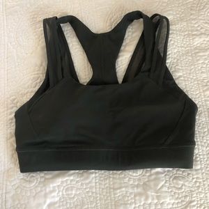 Lululemon size 6 sports bra, in new condition!